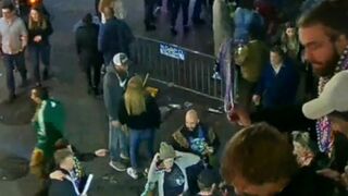 nice long flash for beads at mardi gras 2022 on earthcam #1